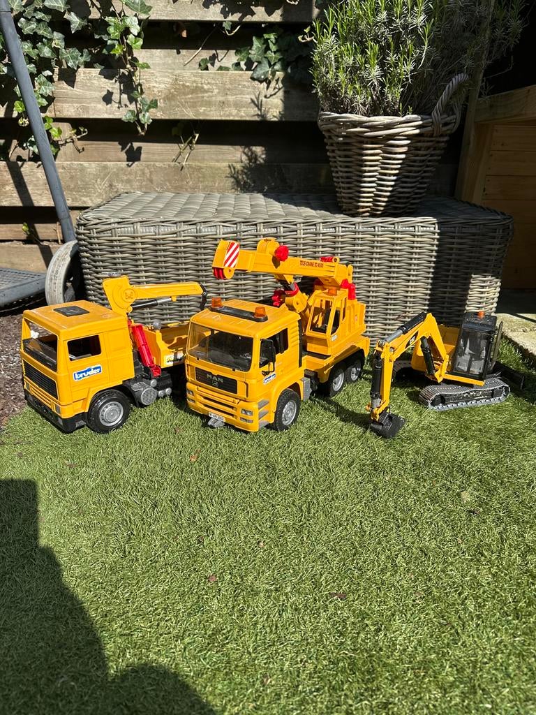 Bruder speelgoed set: 2 vrachtwagens en graafmachine, Kinderen en Baby's, Speelgoed | Speelgoedvoertuigen, Ophalen of Verzenden