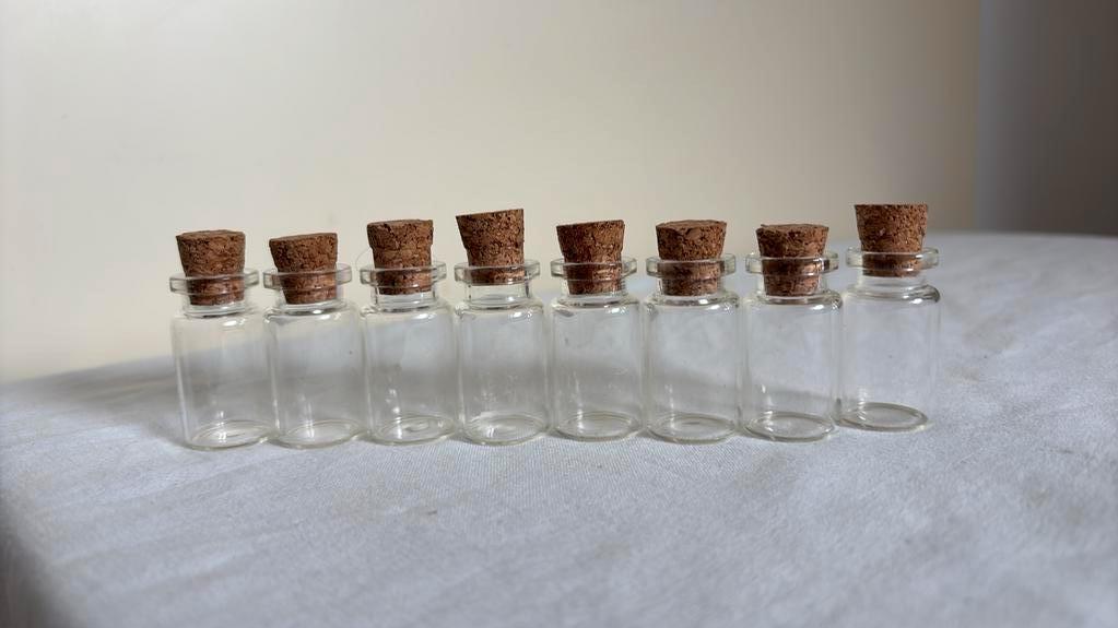 8 mini (kralen) flesjes 4 cm met stop van kurk, Hobby en Vrije tijd, Knutselen, Ophalen of Verzenden, Zo goed als nieuw