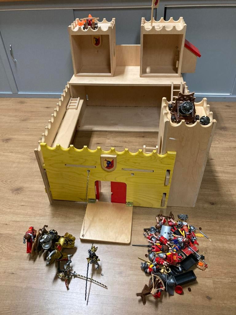 Mooi hout kasteel met playmobil poppetjes, Ophalen of Verzenden, Zo goed als nieuw, Los playmobil