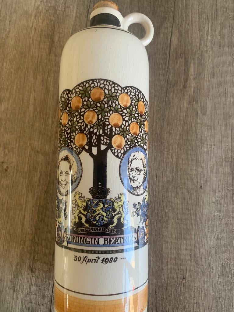Mooie kruik/fles  Koningin Beatrix 30 april 1980, Ophalen of Verzenden, Gebruikt, Nederland, Overige typen