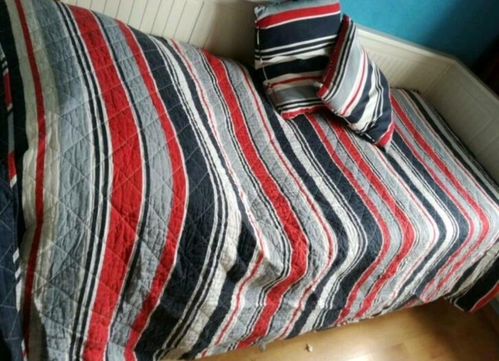 Gestreepte quilt deken rood, wit, blauw met 2 sierkussens, Ophalen of Verzenden, Gebruikt, Eenpersoons, Deken of Dekbed