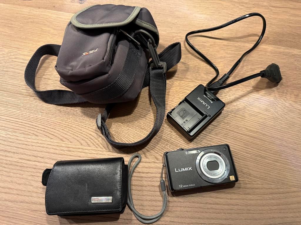 Panasonic Lumix DMC-FS10 met lader, accu en 2 tassen, 12 Megapixel, Compact, Ophalen of Verzenden, Zo goed als nieuw