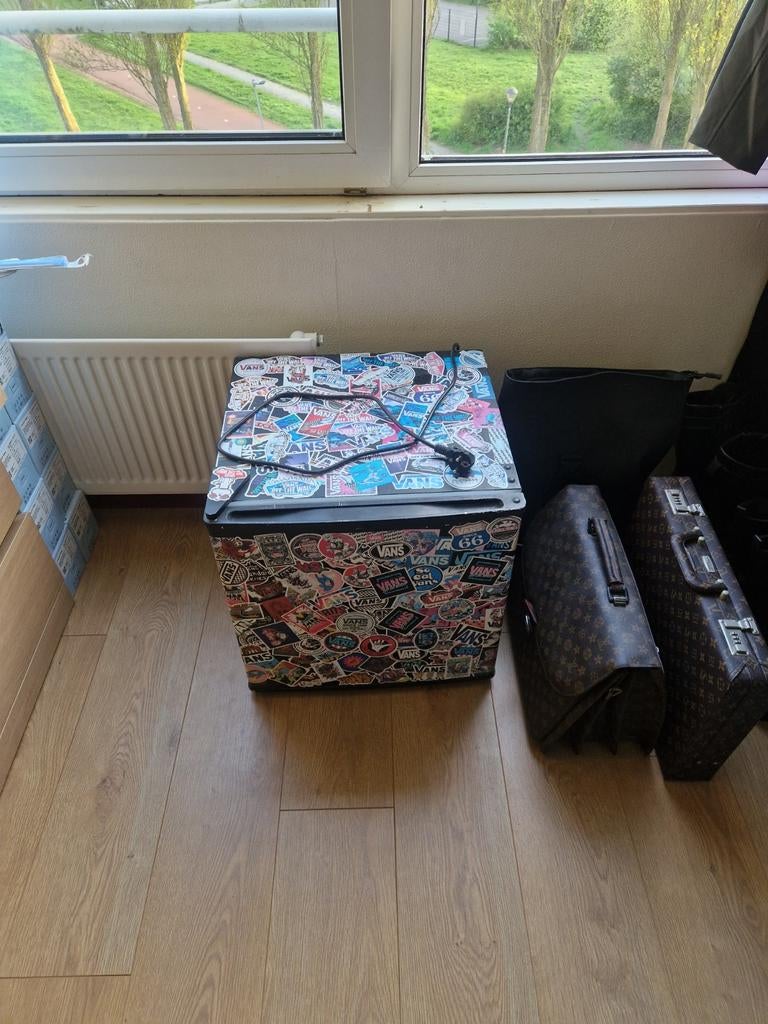 Uniek zwart koelkastje met Vans stickers, Ophalen of Verzenden, Minder dan 75 liter, Zonder vriesvak, Gebruikt