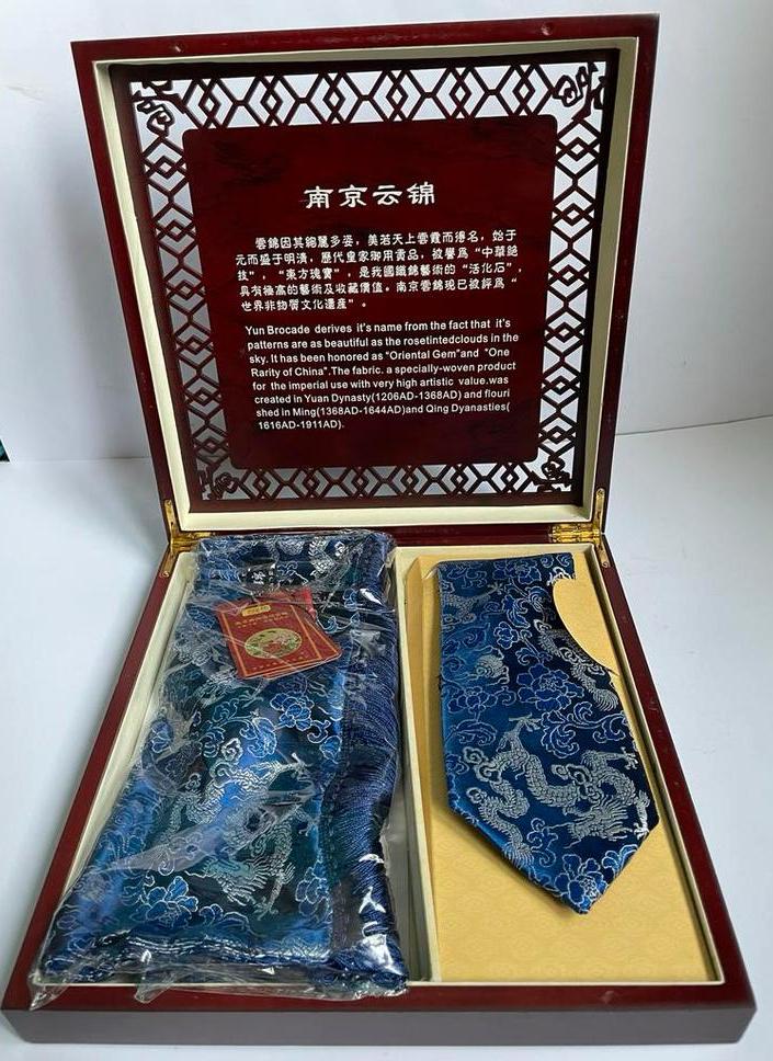 Houten box met zijden stropdas en shawl Nanjung Yun Brocade, Ophalen of Verzenden, Zo goed als nieuw