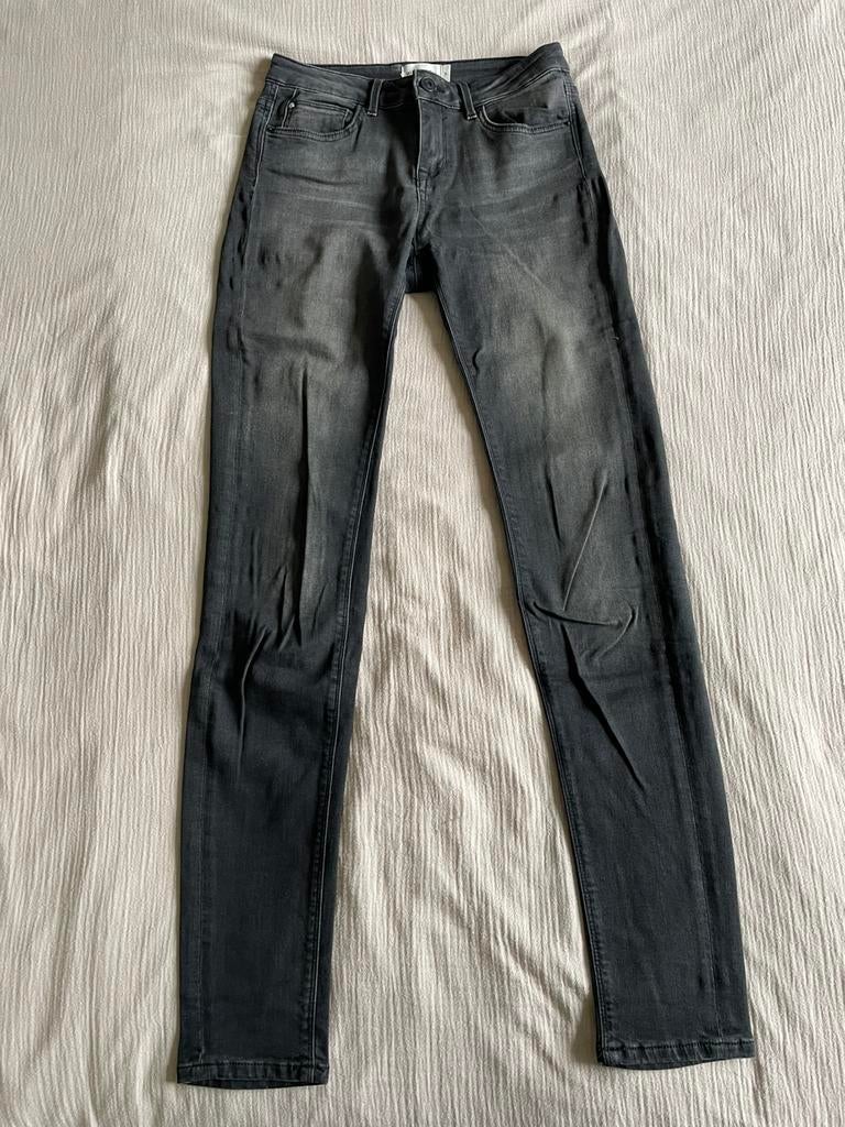 Donkergrijze jeans, Ophalen of Verzenden, Zo goed als nieuw, Grijs, W27 (confectie 34) of kleiner