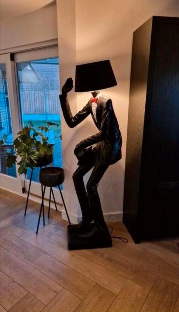 Lamp zwart man 183 cm, Huis en Inrichting, Lampen | Vloerlampen, Nieuw, 150 tot 200 cm, Ophalen