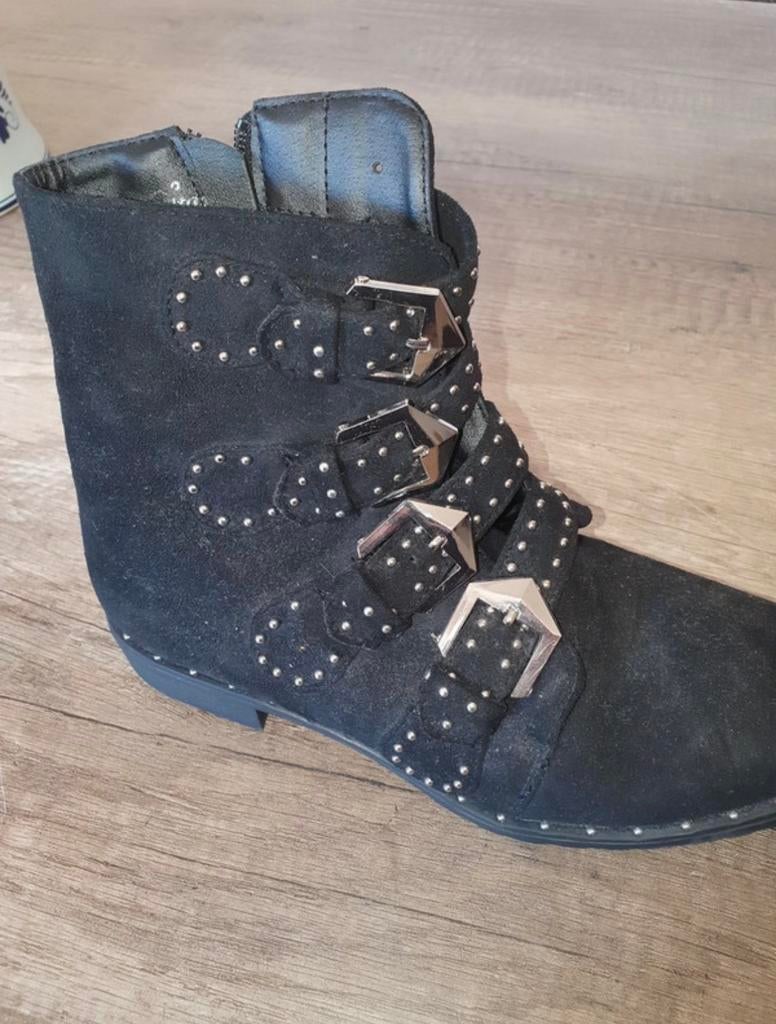 Zwarte enkellaarzen met gespen en studs maat 36, Zwart, Lage of Enkellaarzen, Ophalen of Verzenden, Zo goed als nieuw