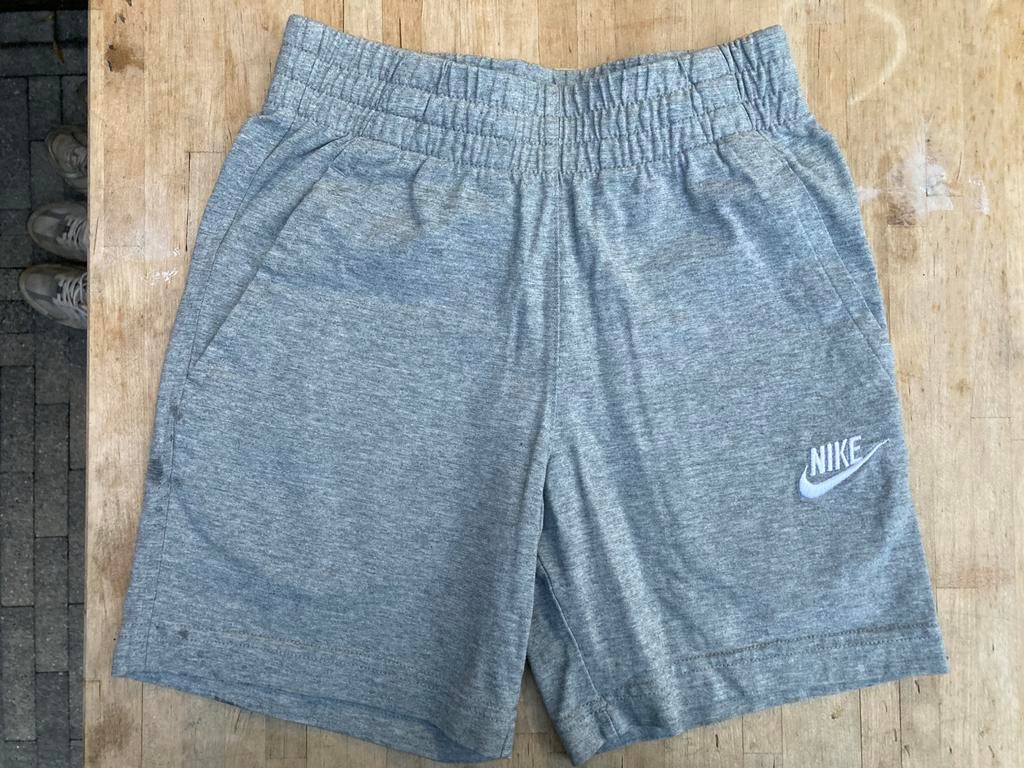 Nike korte broek maat 134, Kinderen en Baby's, Kinderkleding | Maat 134, Ophalen, Zo goed als nieuw, Jongen, Broek
