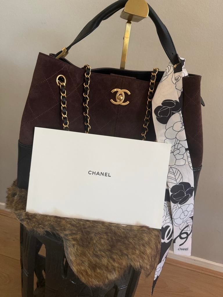 Chanel Tote Bag - Bruin Suède met Gouden Details, Sieraden, Tassen en Uiterlijk, Tassen | Damestassen, Nieuw, Shopper, Bruin, Ophalen of Verzenden