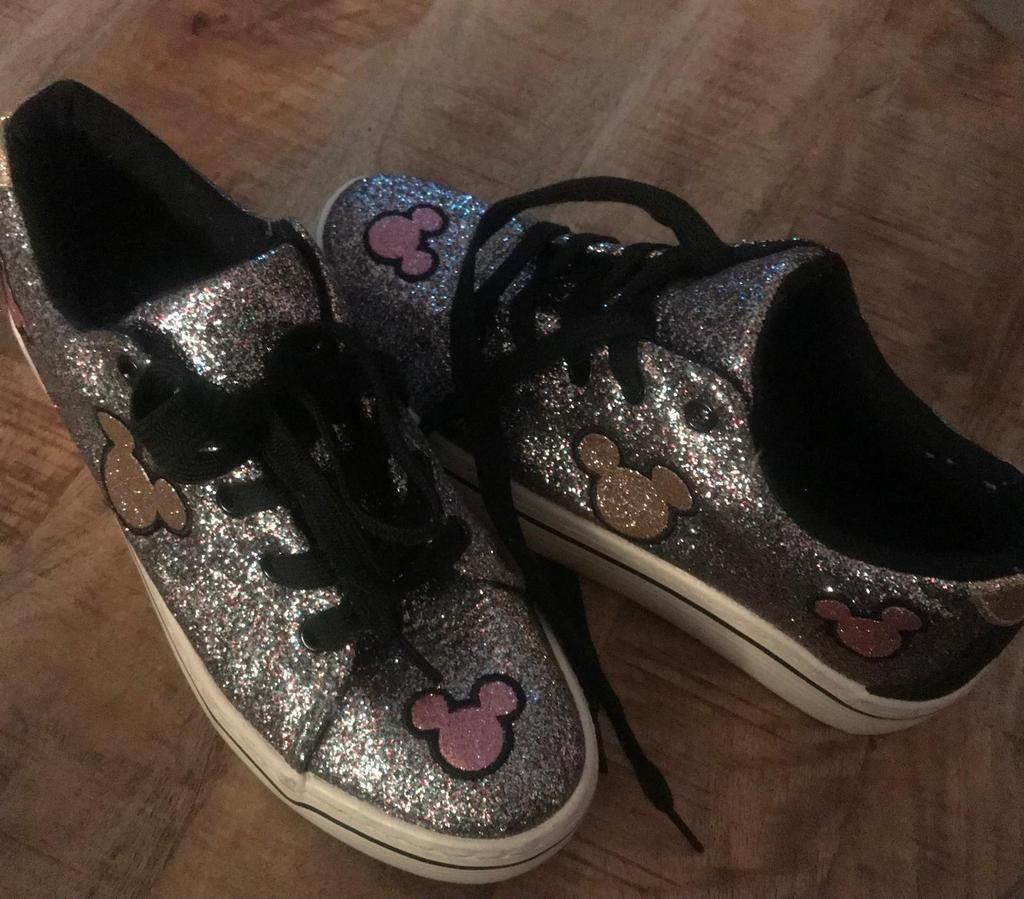 Mooie schoenen van Disney Minnie Mouse Nieuw!, Kleding | Dames, Schoenen, Ophalen of Verzenden, Nieuw, Sneakers of Gympen