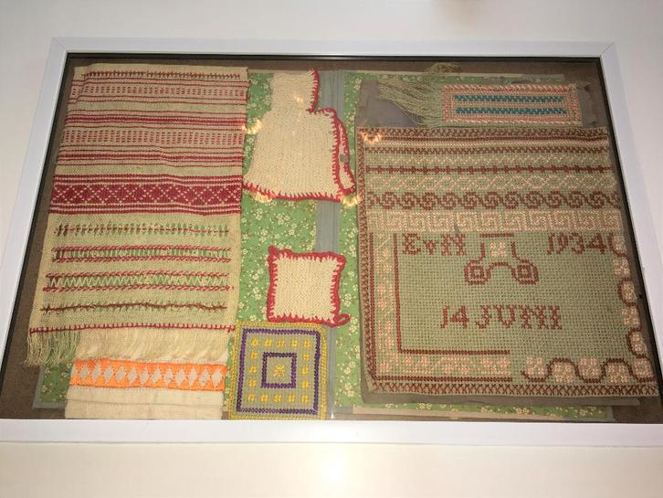 Uniek Merklap Oud ingelijst divers Handwerk 1934, Antiek en Kunst, Curiosa en Brocante, Verzenden