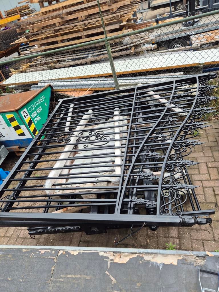 Smeedijzeren draai sierpoort zwart, Tuin en Terras, Tuinhekken en Hekwerk, Ophalen, Zo goed als nieuw, IJzer, Sierhekwerk