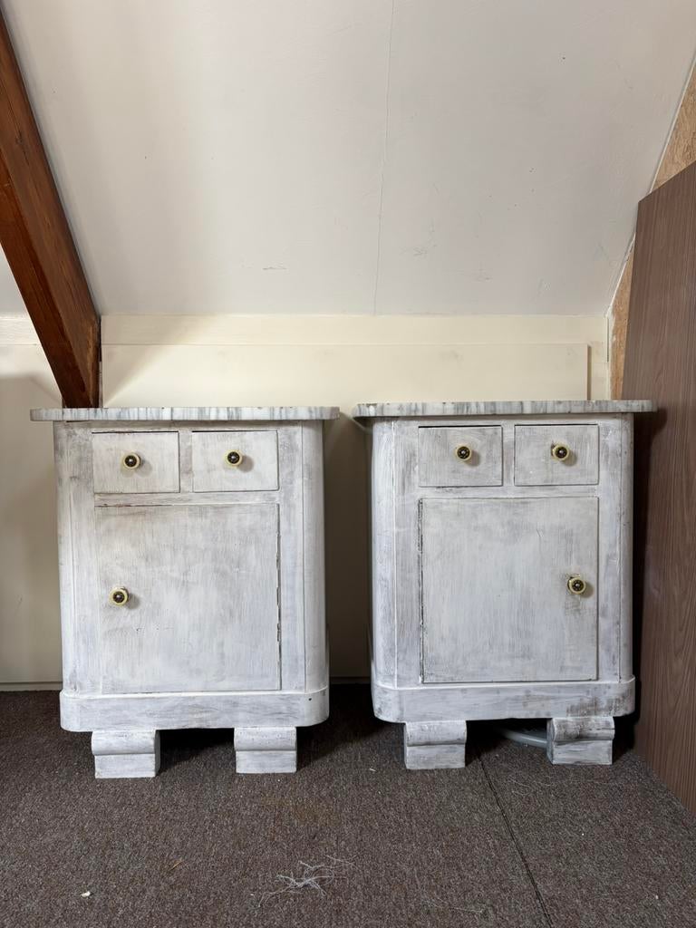 Twee houten nachtkastjes met marmeren blad, Huis en Inrichting, Slaapkamer | Nachtkastjes, Ophalen, Gebruikt, 55 tot 70 cm, 45 tot 65 cm