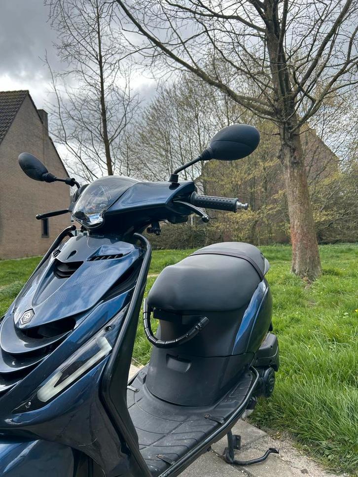 Nette scooter uit 2024, 4583 km, Fietsen en Brommers, Scooters | Piaggio, Zo goed als nieuw, Zip, Maximaal 45 km/u, Benzine, Ophalen