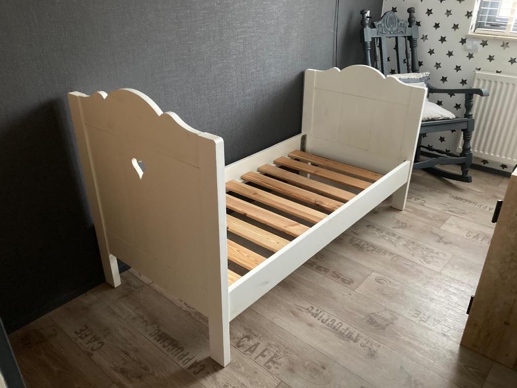 Woood: een schattig wit kleuterbed 150x70 inclusief matras, Kinderen en Baby's, Kinderkamer | Bedden, Gebruikt, 140 tot 160 cm