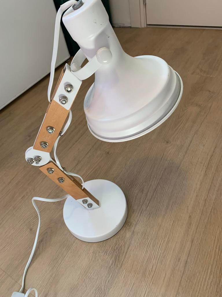 Witte bureaulamp met houten accenten, Huis en Inrichting, Ophalen of Verzenden, Zo goed als nieuw, Hout, Minder dan 50 cm