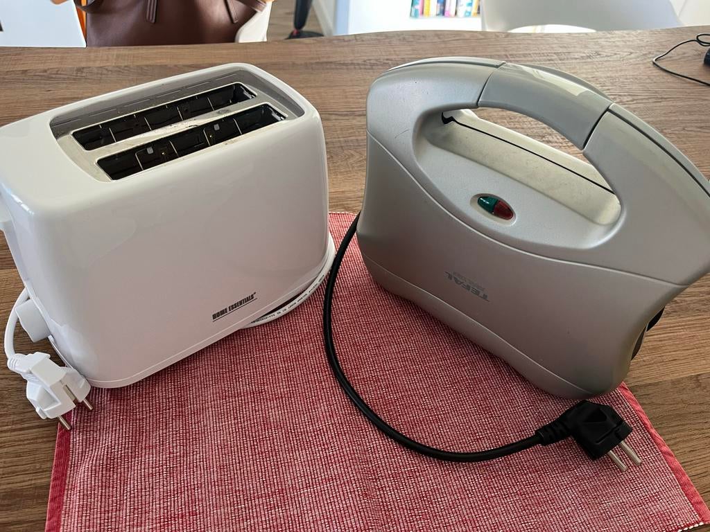 Broodrooster van Home essentials & tosti-ijzer van Tefal, Witgoed en Apparatuur, Broodroosters, Ophalen, Gebruikt, Uitneembare kruimellade