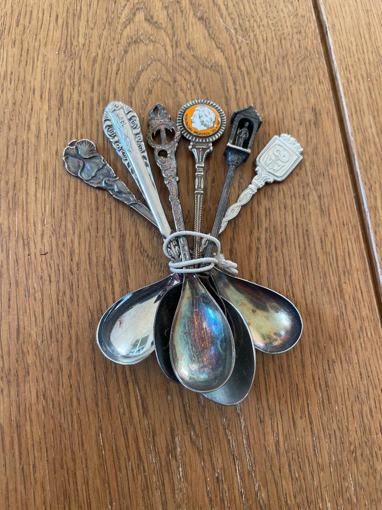 6 stuks lepeltjes ( incl 1 van Beatrix 30 april 1980 ), Ophalen of Verzenden, Gebruikt, Metaal, Bestek