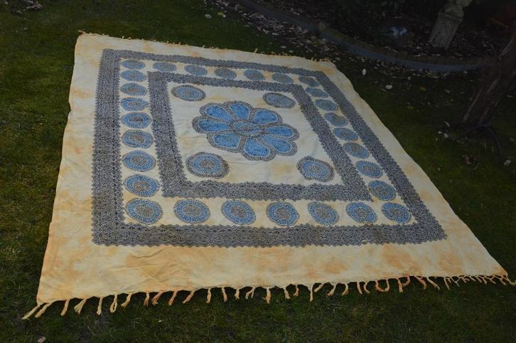 Indiase Sprei/ woondeken / plaid hoofdkleur geel met franjes, Huis en Inrichting, Woonaccessoires | Plaids en Woondekens, Gebruikt