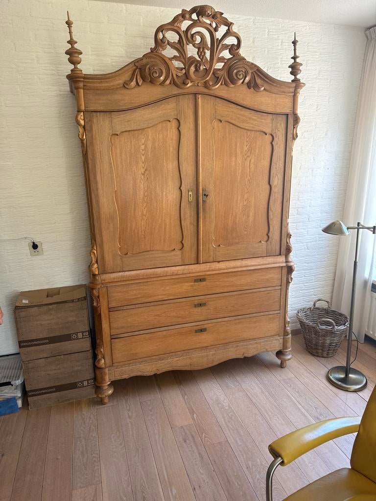 Antieke Eikenhouten Kast met Sierlijk Snijwerk, Ophalen