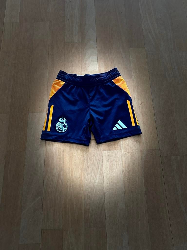Real Madrid Broekje 2024/2025 Maat 116 (5-6Y), Kinderen en Baby's, Kinderkleding | Maat 116, Ophalen of Verzenden, Zo goed als nieuw