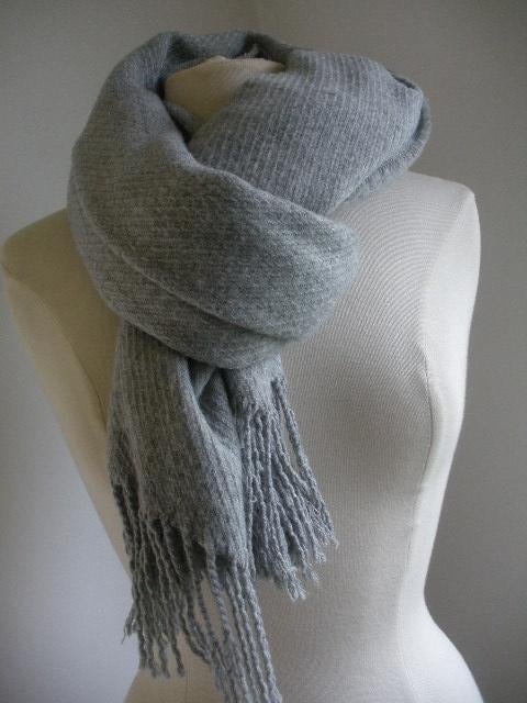 Sjaal grijs - nieuw -, Kleding | Dames, Mutsen, Sjaals en Handschoenen, Ophalen of Verzenden, Nieuw, Maat 46/48 (XL) of groter