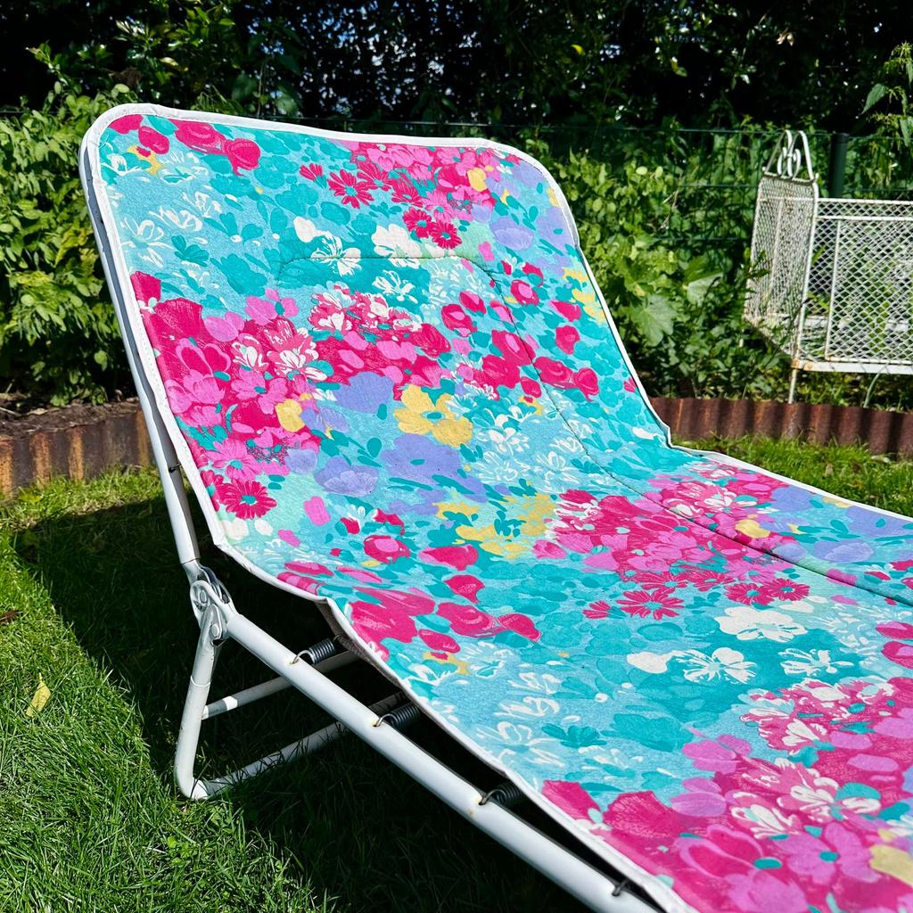 Mooie retro /vintage roze   gebloemde stretcher/ ligbed, Tuin en Terras, Ligbedden, Ophalen of Verzenden, Gebruikt, Aluminium