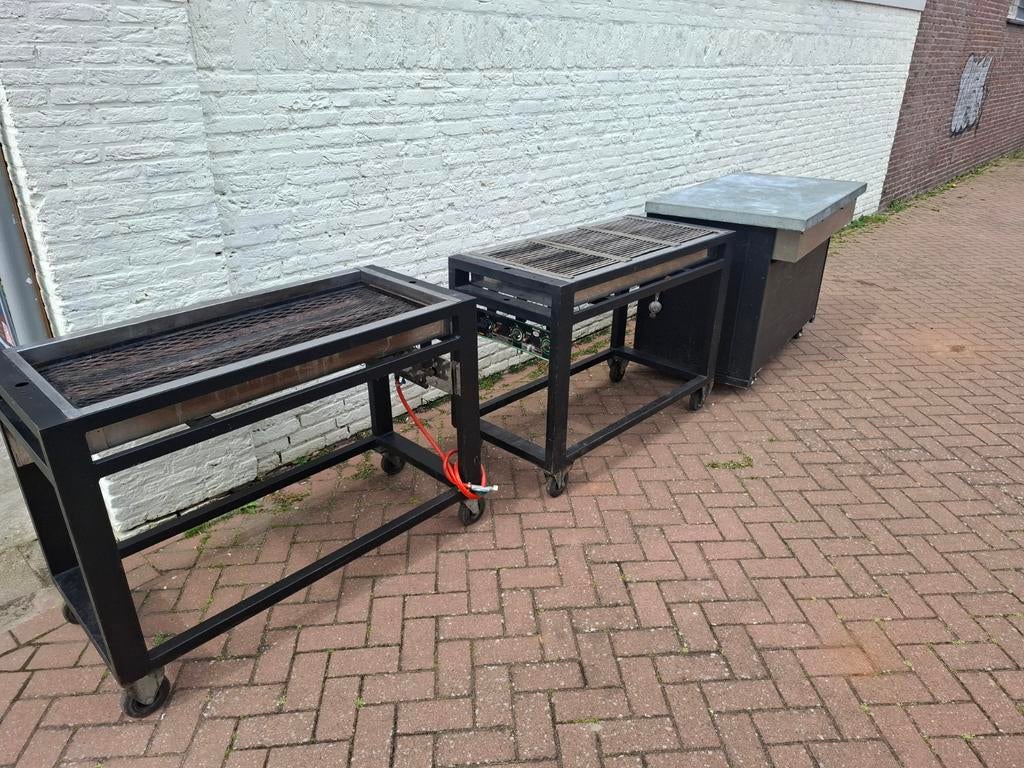 3 Ivas bbq en veel losse onderdelen meer foto's komen nog, Ophalen, Gebruikt