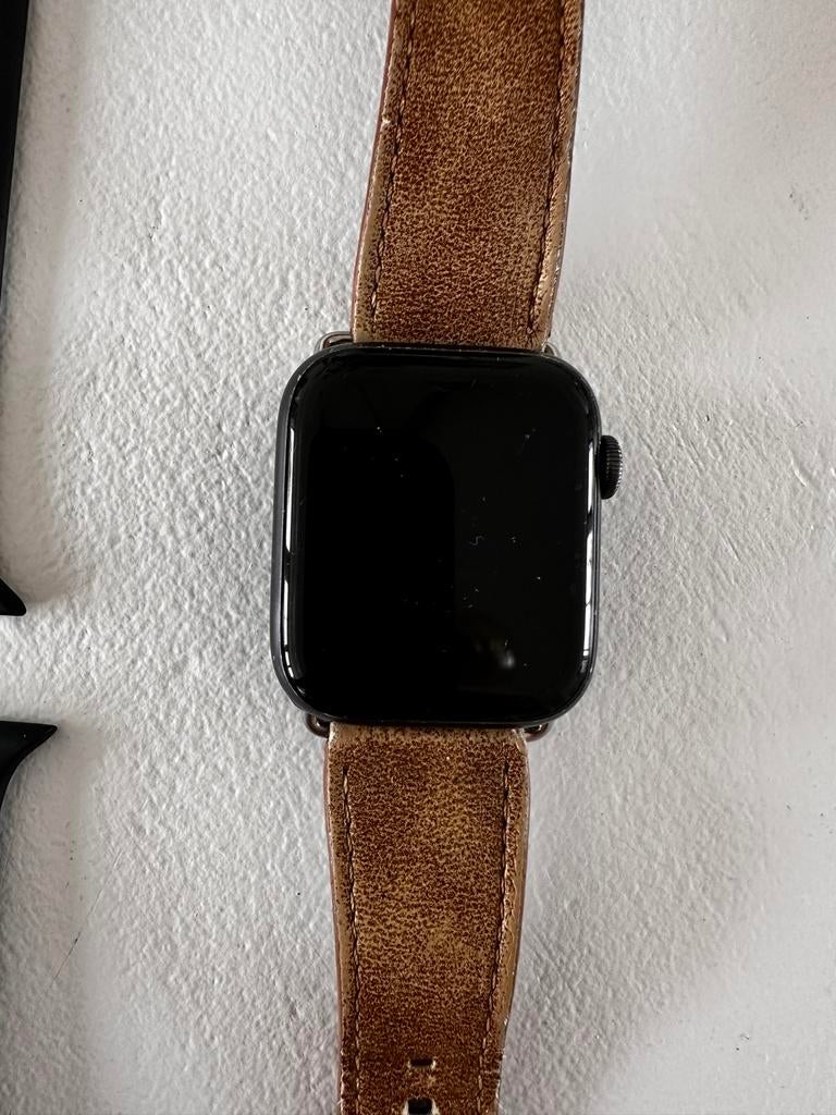 Apple Watch 5 - 44 mm met accessoire (oplader, bandjes), Ophalen of Verzenden, Gebruikt, Zwart, IOS
