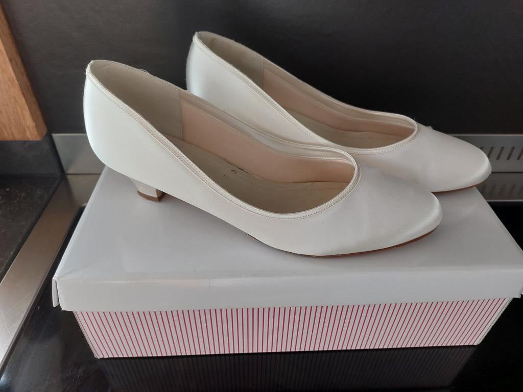 Trouwschoenen met klein hakje maat 40, Ophalen of Verzenden, Zo goed als nieuw, Wit