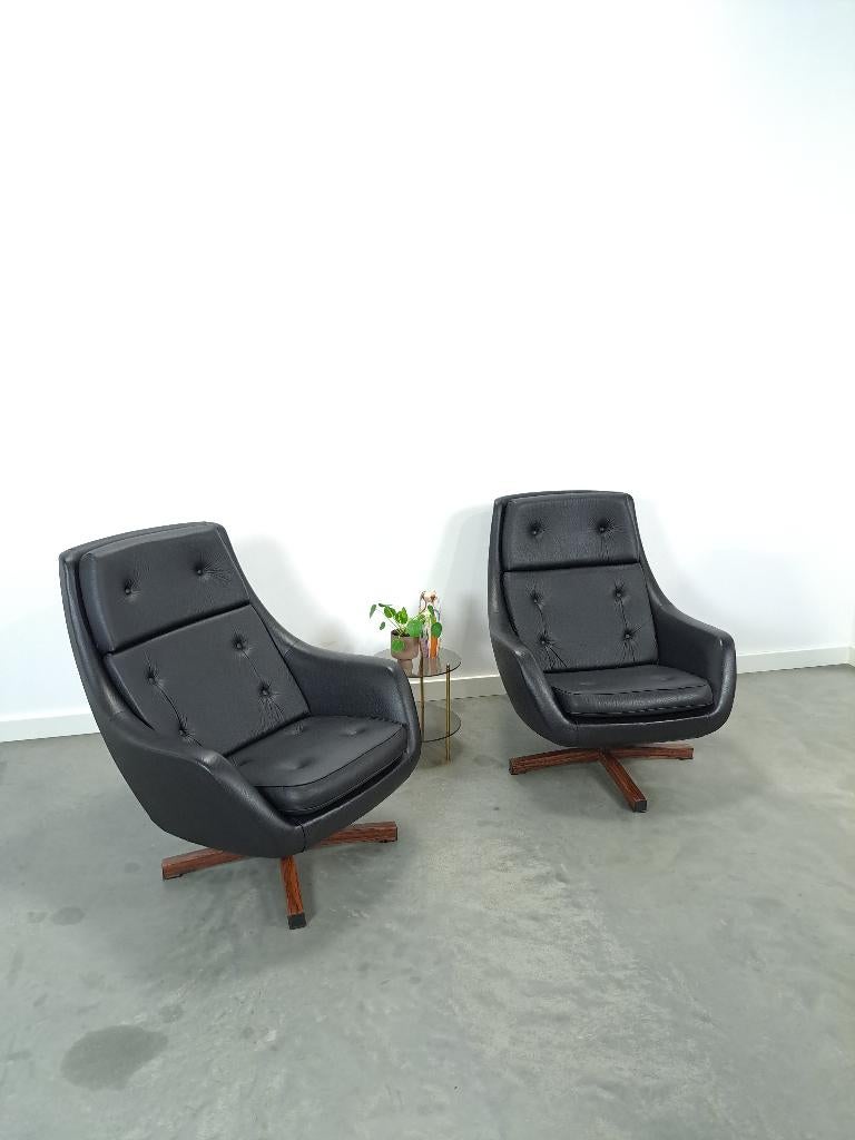 Zwarte skai kunstleder draaifauteuil uit Zweden vintage, Huis en Inrichting, Fauteuils, Gebruikt, Vintage, 75 tot 100 cm, Ophalen of Verzenden