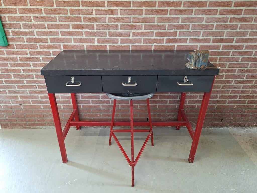 Werkbank met lades, bankschroef en kruk, Ophalen, Gebruikt, Bankschroef