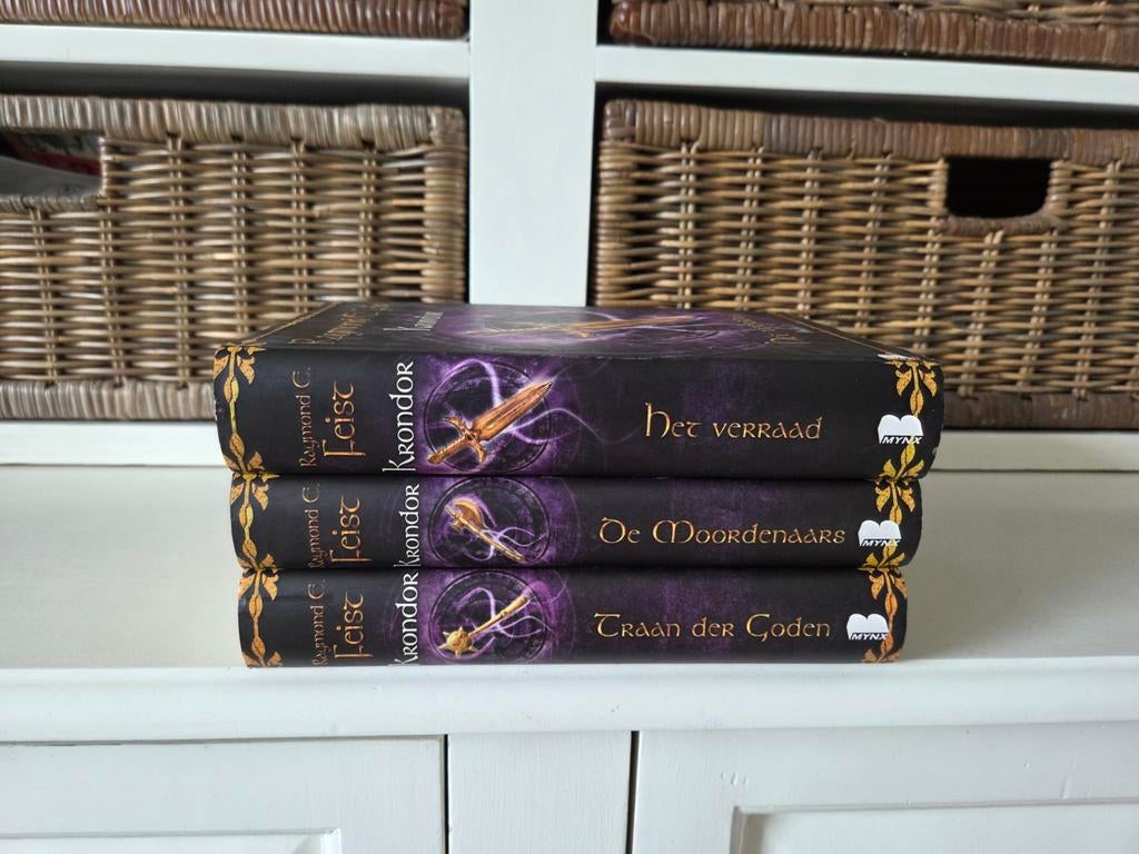 Raymond E feist - krondor, Ophalen of Verzenden, Gelezen