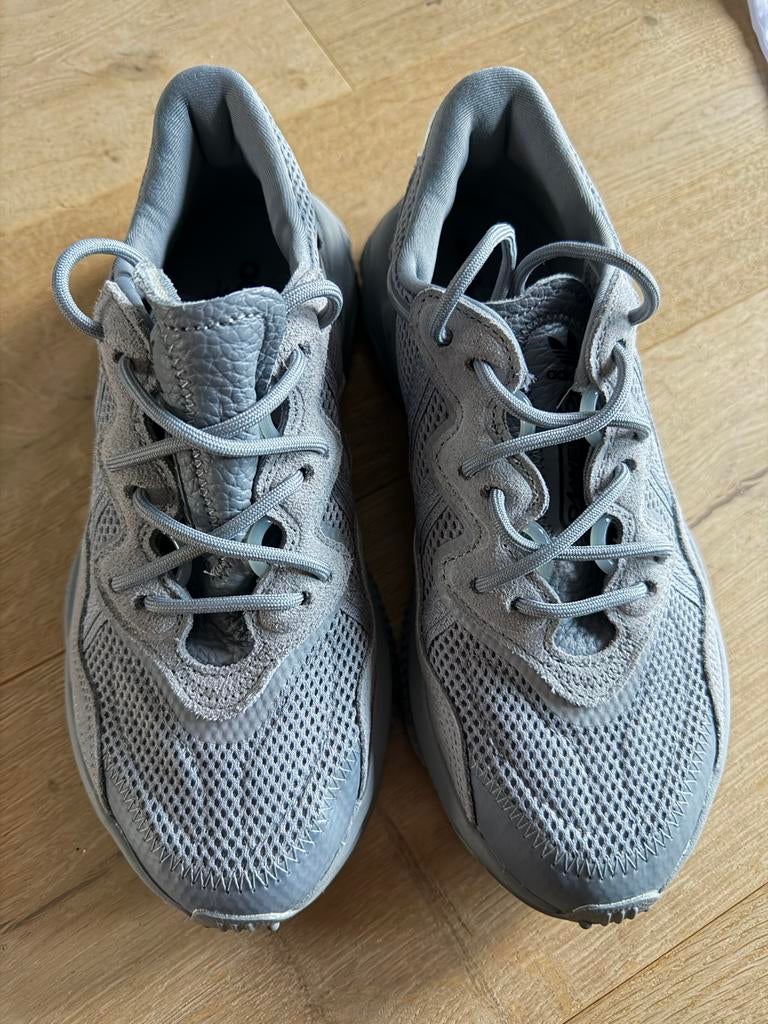Adidas dames sneakers Ozweego bijna als nieuw, Ophalen of Verzenden, Gedragen, Grijs, Sneakers of Gympen