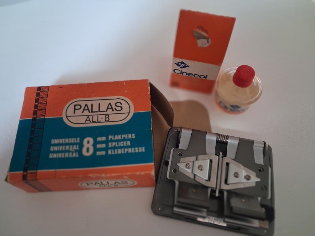 Pallas ALL-8 Universele 8mm Plakpers + Filmplakmiddel, Ophalen of Verzenden, Accessoire
