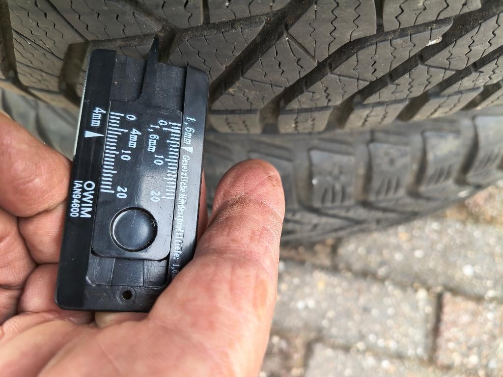 winterbanden Yokohawa 215/60-R16, Auto-onderdelen, Banden en Velgen, Ophalen, 16 inch, Banden en Velgen, Winterbanden