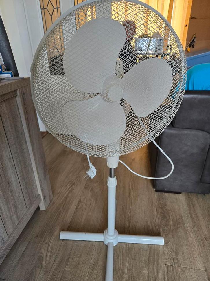 Witte Statiefventilator - Perfect voor warme dagen, Witgoed en Apparatuur, Ventilatoren, Ophalen of Verzenden