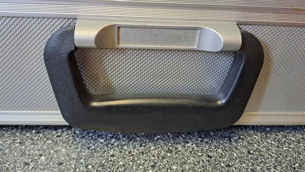 Zilverkleurige aluminium koffer, Sieraden, Tassen en Uiterlijk, Koffers, Gebruikt, Onbekend, Minder dan 50 cm, Ophalen of Verzenden