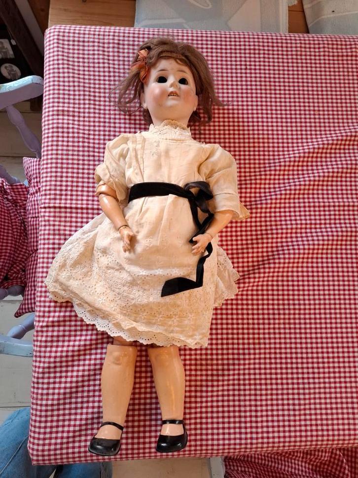 Antieke pop met porseleinen hoofd en stoffen lijf, Verzamelen, Poppen, Gebruikt, Pop, Ophalen of Verzenden