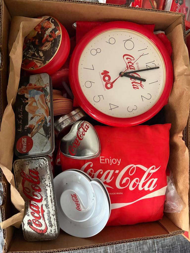 Diverse Coca-Cola verzamelitems: klok, blikken, kussen en me, Ophalen of Verzenden, Gebruikt, Gebruiksvoorwerp