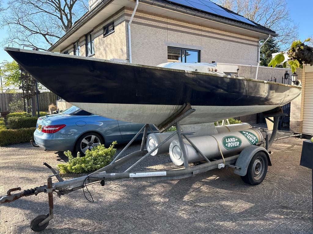 Yngling zeilboot met trailer en eventueel verhoogde bodem., Watersport en Boten, Open zeilboten, Ophalen, Geen motor, Gebruikt