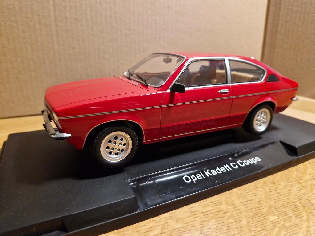 Opel Kadett C1 Coupe 1975 rood 1/18 MCG, Ophalen of Verzenden, Nieuw, Auto, Overige merken