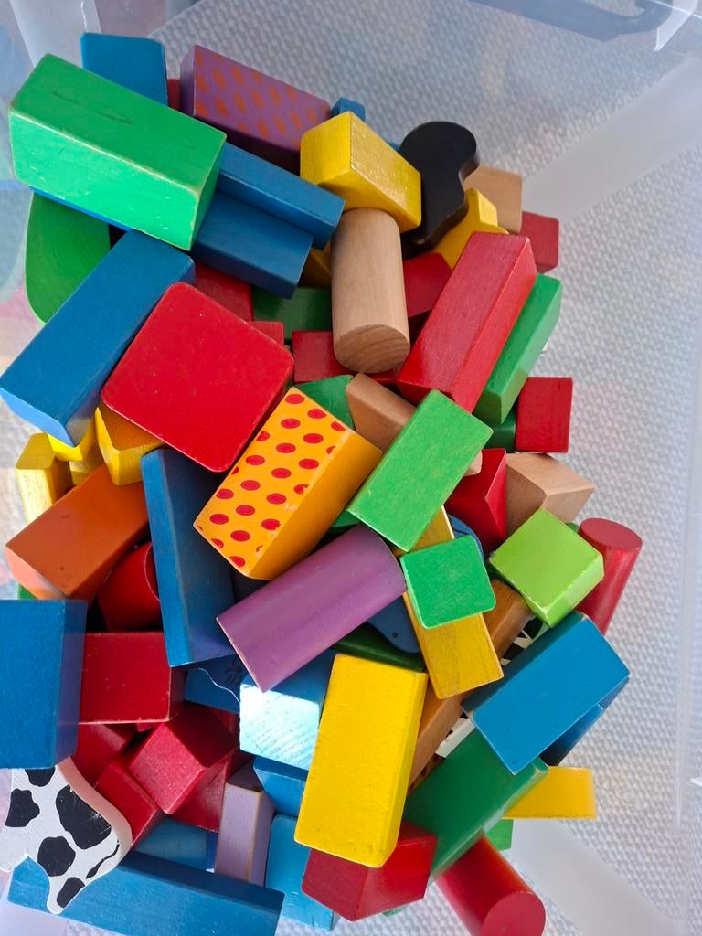 Bak vol met houten gekleurde blokken, Ophalen of Verzenden, Gebruikt, Overige merken