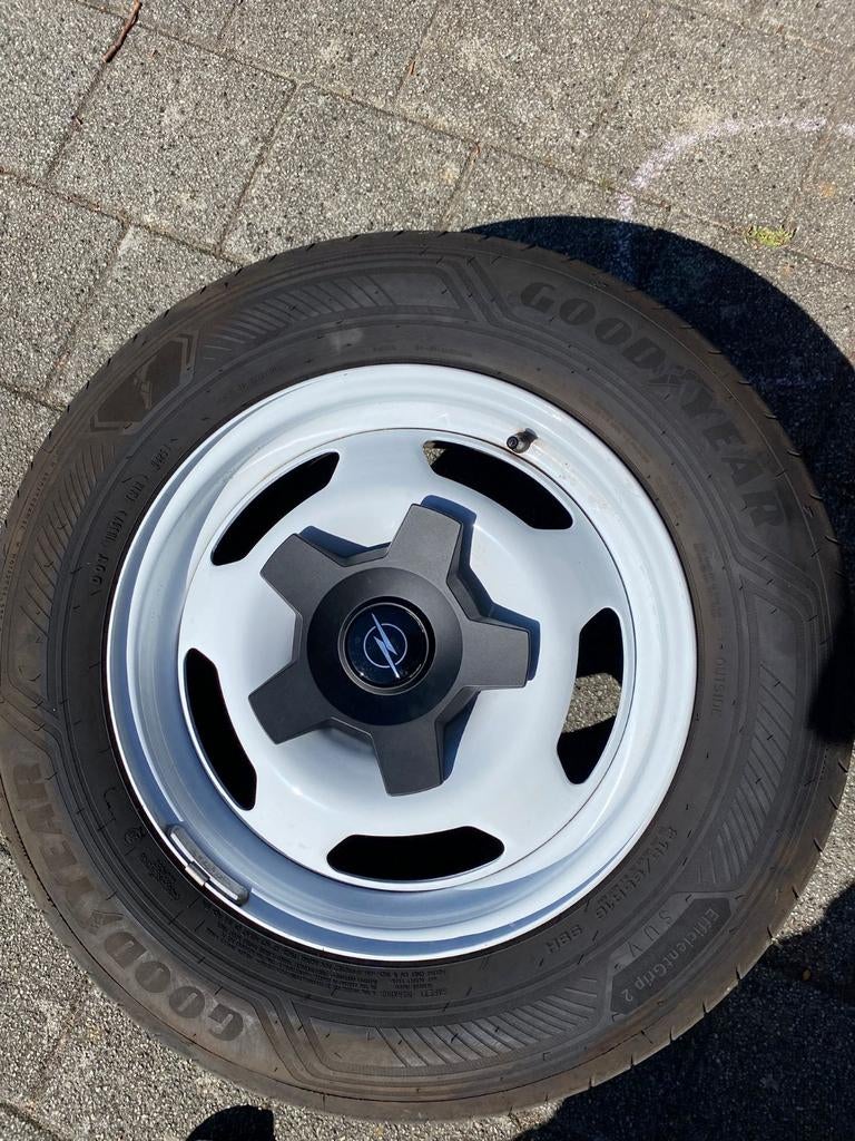 Witte z.g.a.n. witte stalen velgen met Goodyear zomerbanden., Auto-onderdelen, Banden en Velgen, Velg(en), Zomerbanden, 16 inch