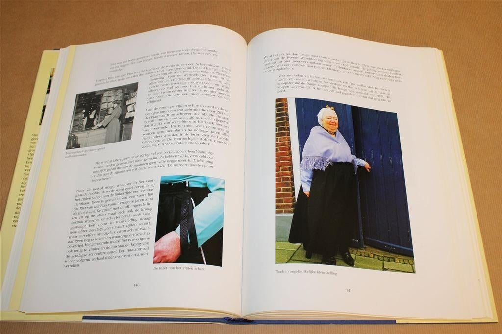 Mooi-tooi — Prachtboek over de Scheveningse Klederdracht, Boeken, Ophalen of Verzenden, Zo goed als nieuw