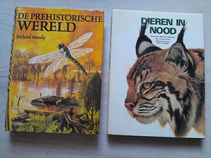 De Prehistorische Wereld & Dieren in Nood - 2 Boeken, Boeken, Dieren en Huisdieren, Gelezen, Overige diersoorten, Ophalen of Verzenden