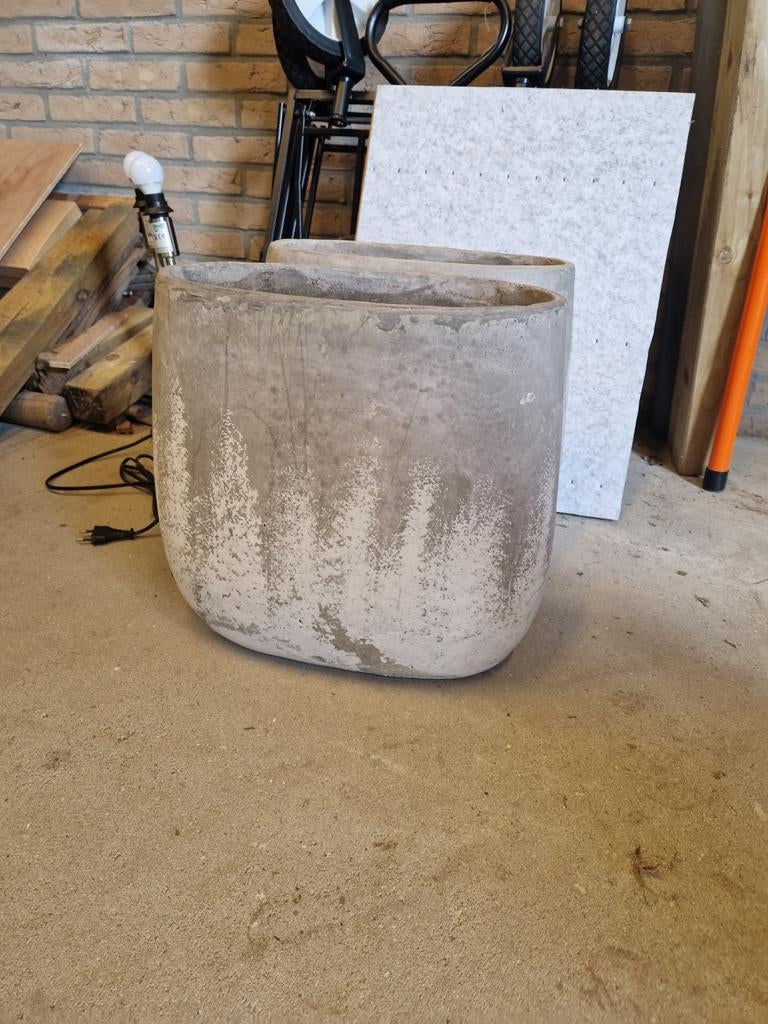 Twee grijze bloempotten, Ophalen, Rond, Aardewerk, Minder dan 40 cm