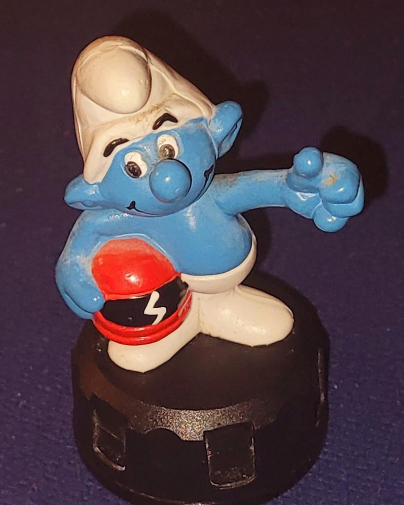 Go- cart smurf met helm op zwarte voet Peyo IMPS Schleich, Verzenden, Zo goed als nieuw, Overige Smurfen, Poppetje, Figuurtje of Knuffel