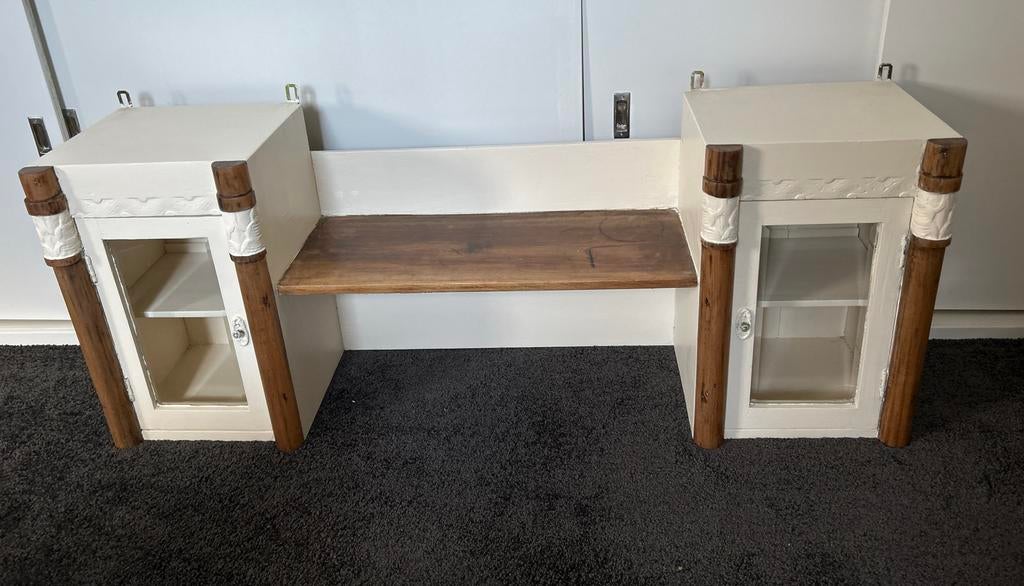 Houten Hangkastje, Ophalen