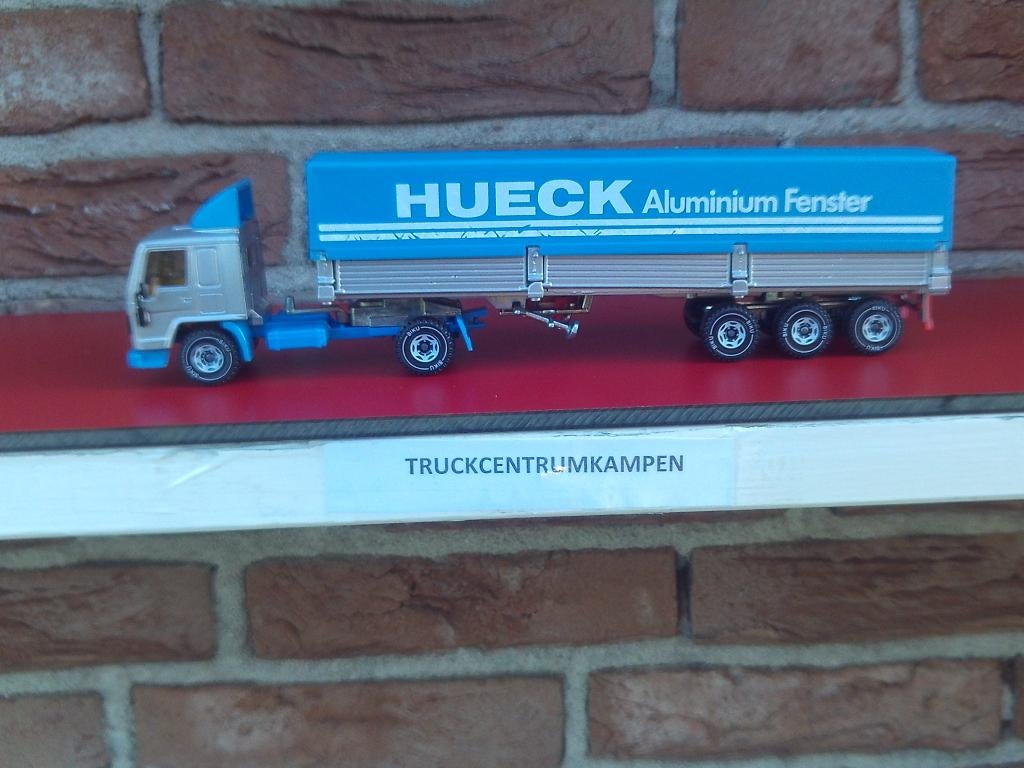 Siku  Volvo  FL7  van  Hueck  Aluminium  Fenster., Hobby en Vrije tijd, Modelauto's | 1:50, Ophalen of Verzenden, Nieuw, Bus of Vrachtwagen